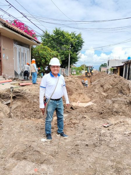 ALCALDE RUFINO PINEDO SUPERVISA AVANCE DE LA OBRA